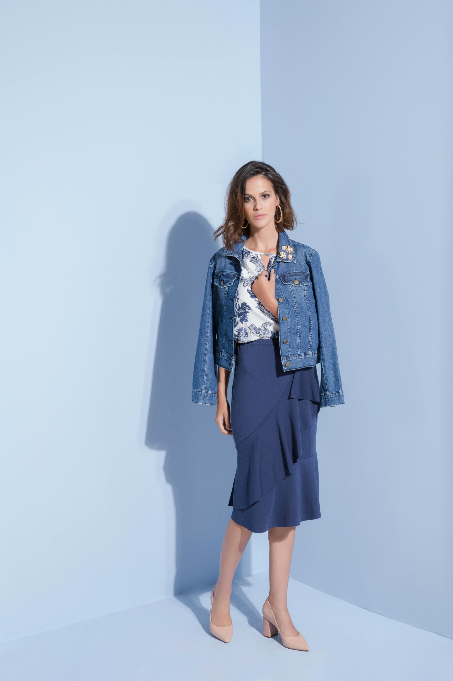 Veste en jean brodée + jupe à volants bleu marine